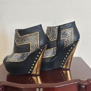 Qupid Black and Gold Snakeskin Wedges